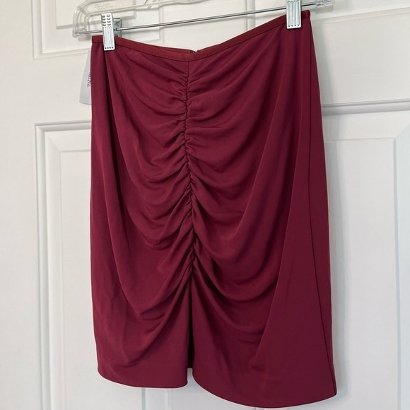 NWT Aritzia Talula Ruched Cordovan Mini Skirt Small - Picture 7 of 16